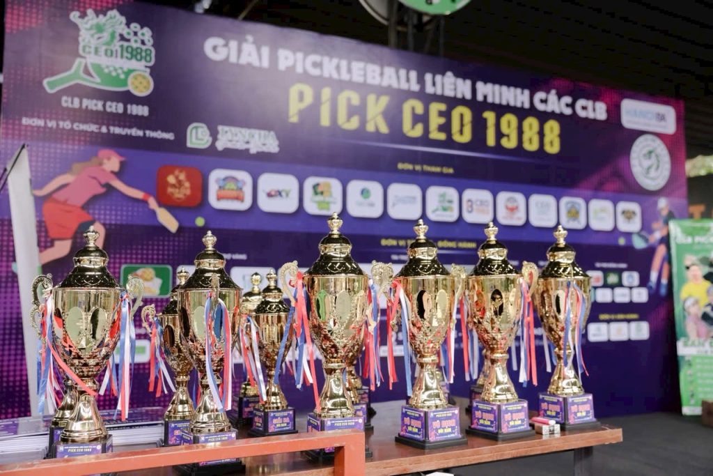 Quà Tặng Năm Châu tài trợ cúp cho giải Pickleball – Pick CEO 1988