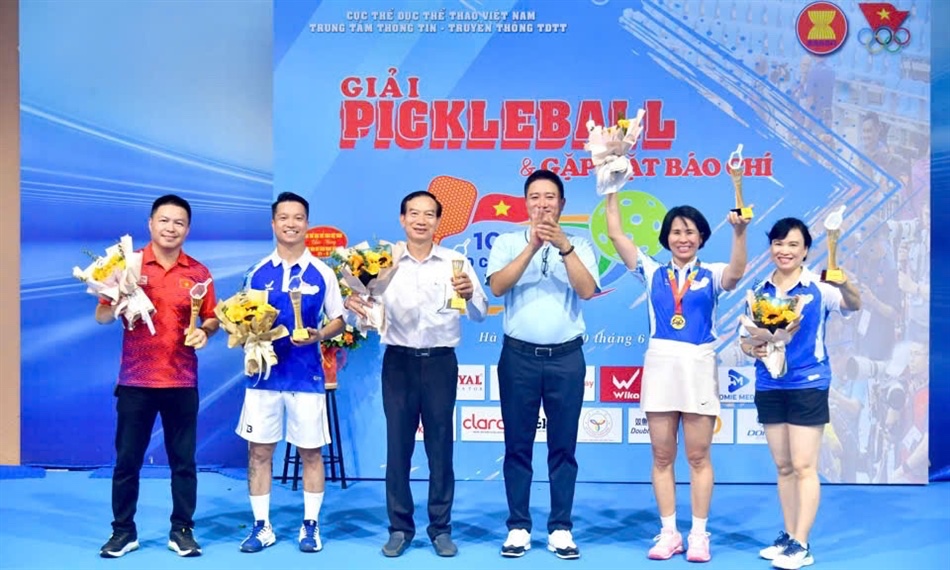 Quà Tặng Năm Châu tài trợ cúp tại giải Pickleball do Cục TDTT tổ chức chào mừng 100 năm Ngày Báo chí Cách mạng Việt Nam