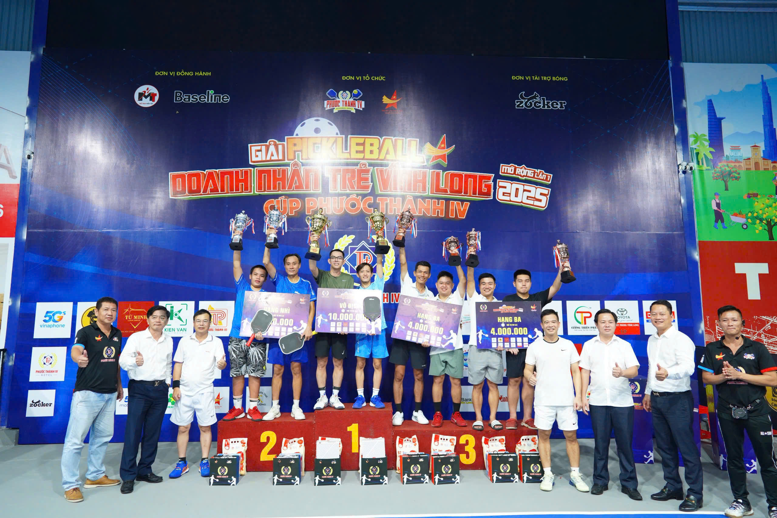 Giải Pickleball doanh nhân trẻ Vĩnh Long mở rộng lần I – 2025 với 4 nội dung thi đấu hấp dẫn. Quà Tặng Năm Châu vinh dự tài trợ cúp cho sự kiện.