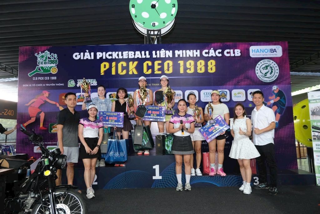 Quà Tặng Năm Châu tài trợ cúp cho giải Pickleball – Pick CEO 1988