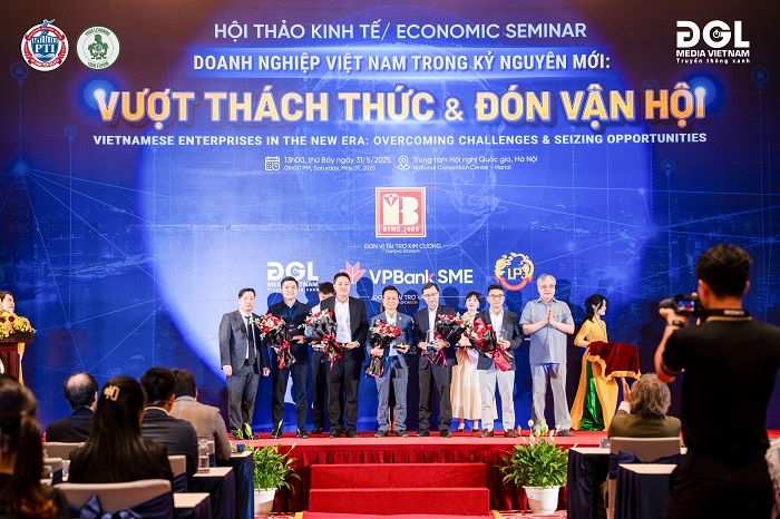 Quà Tặng Năm Châu tài trợ cúp cho Hội thảo “Doanh nghiệp Việt Nam trong kỷ nguyên mới: Vượt thách thức & đón vận hội”