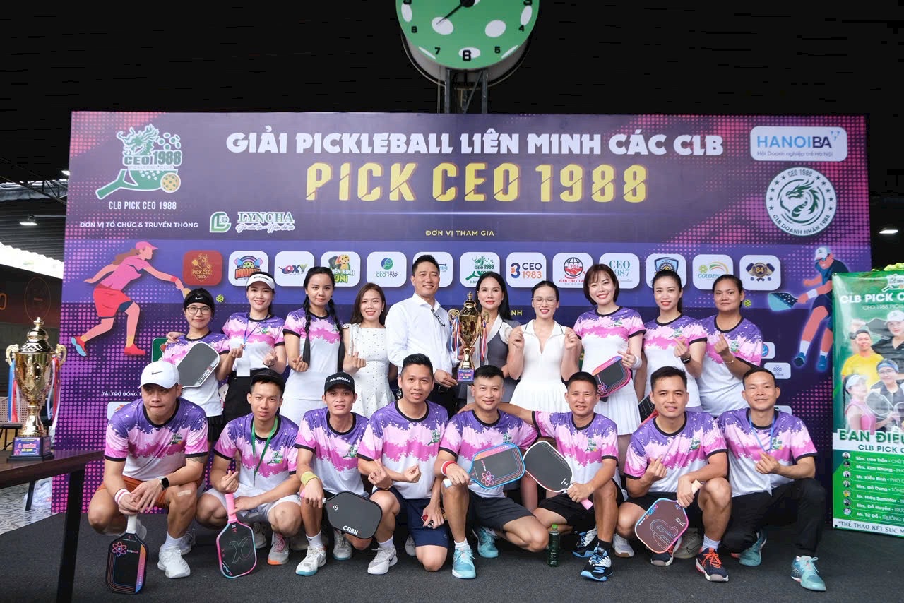 Quà Tặng Năm Châu tài trợ cúp cho giải Pickleball – Pick CEO 1988